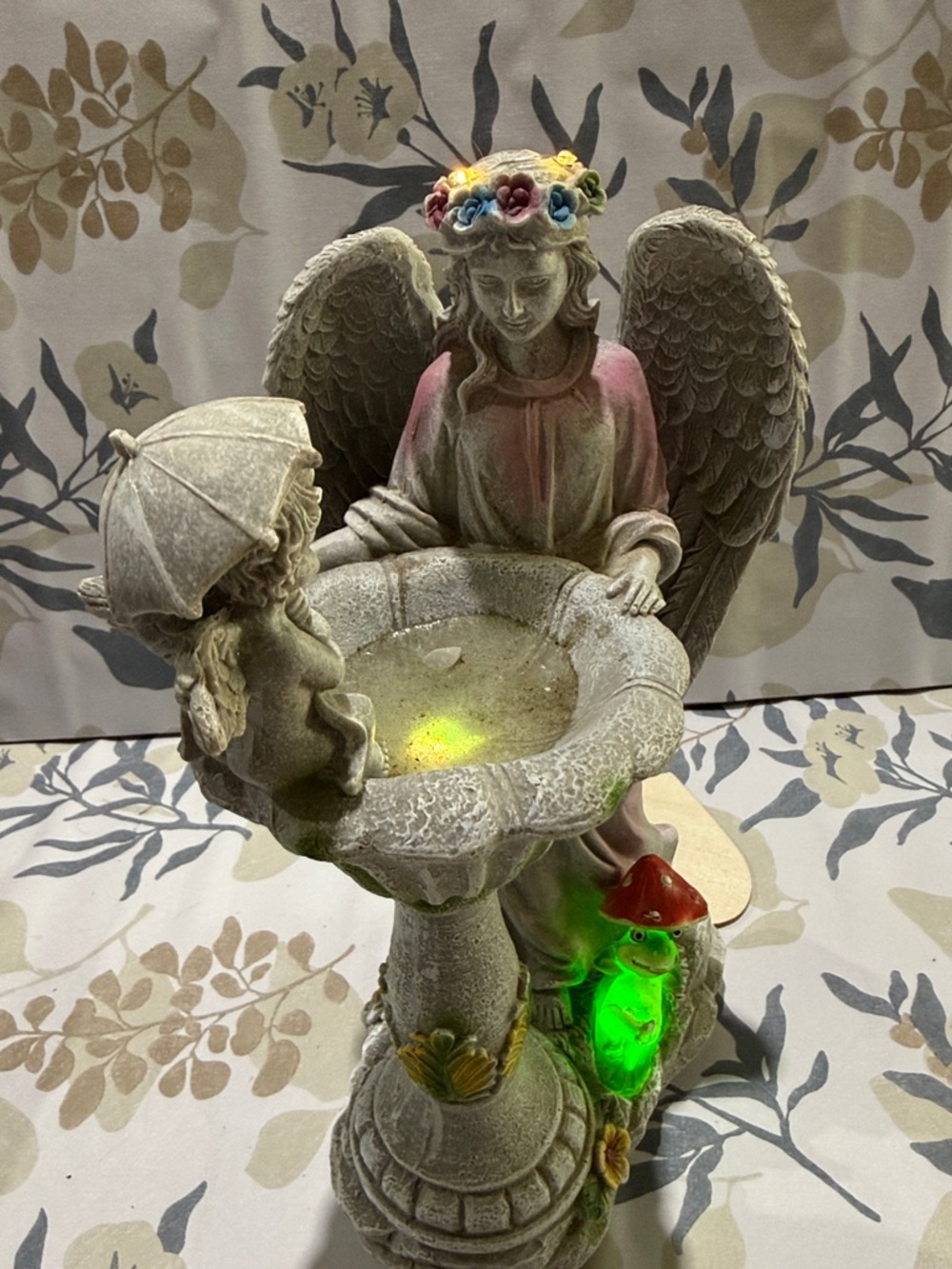 Angel Garden Statue Bird Bath with baby angel and LED - Picture 4 of 7
